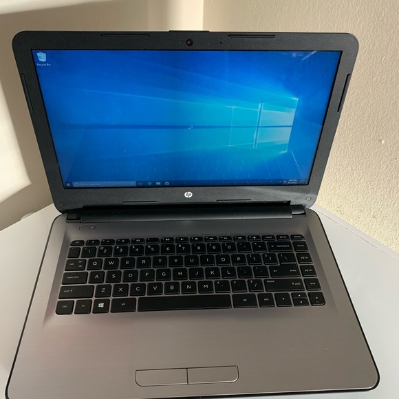 HP, AMD Radeon R2 Graphics, & Made 2017. - Picture 2 of 8